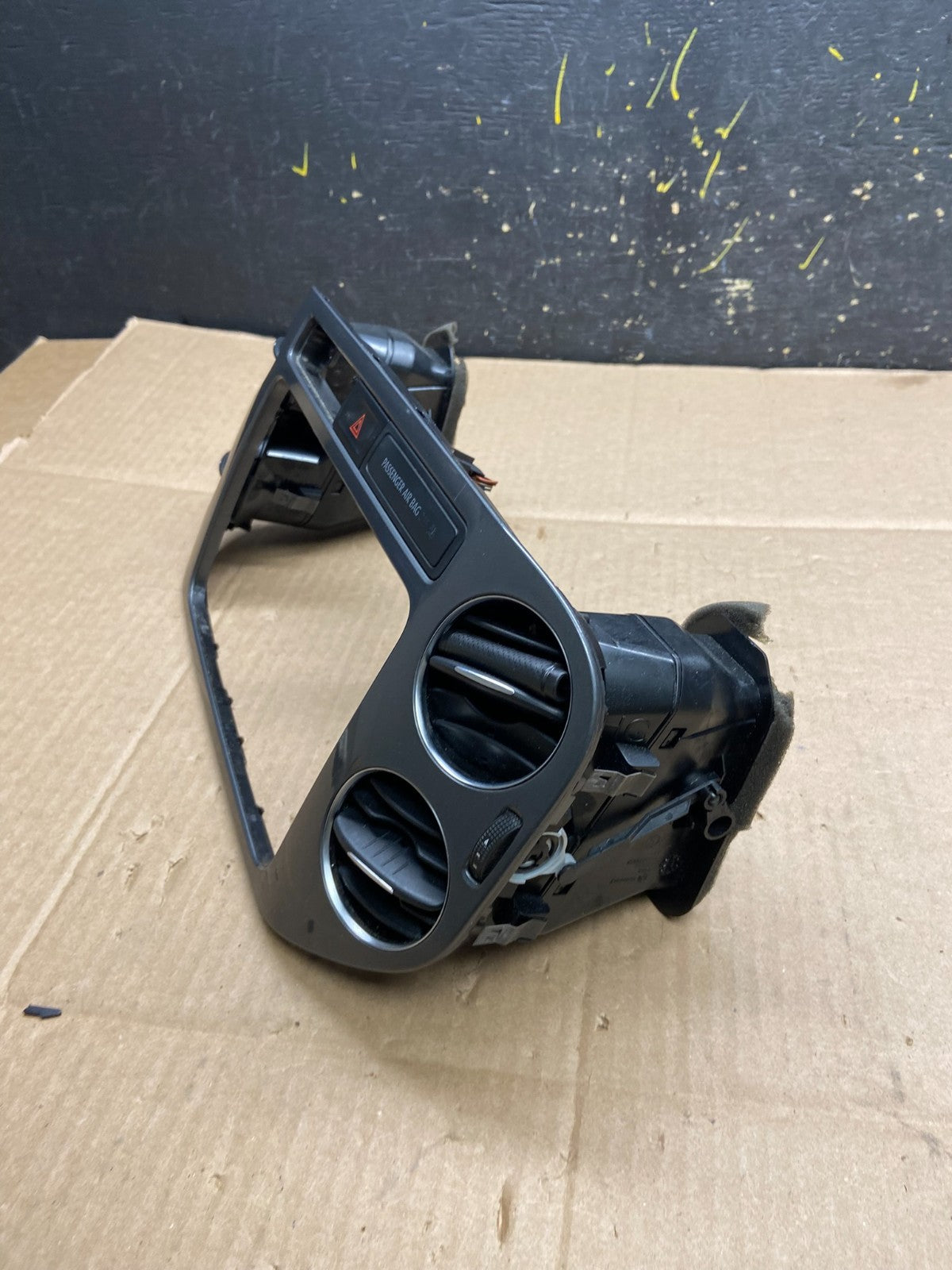 2012 to 2017 Volkswagen Tiguan Center Dashboard Radio Bezel Trim Y2163 DG2