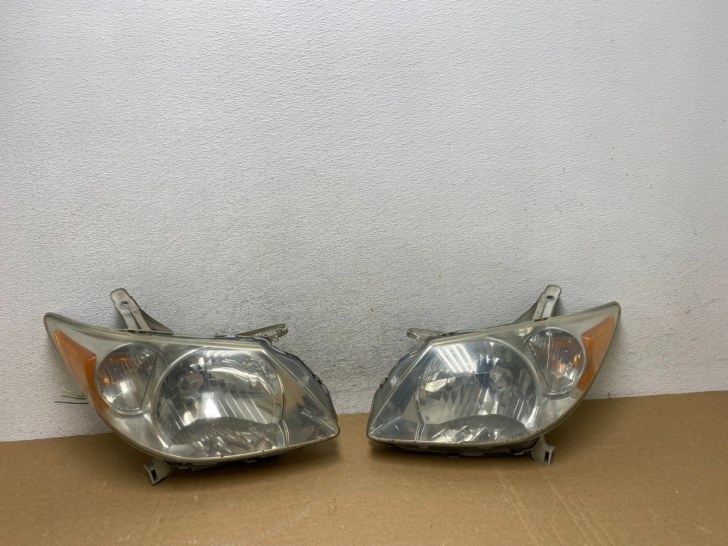 2005 to 2008 Pontiac Vibe Left+Right Side Headlights Halogen AF9906 DW0