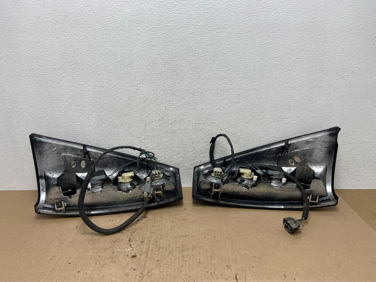 2002 to 2006 Chevrolet Avalanche Left+Right Set Tail Lights ae6488 DG6