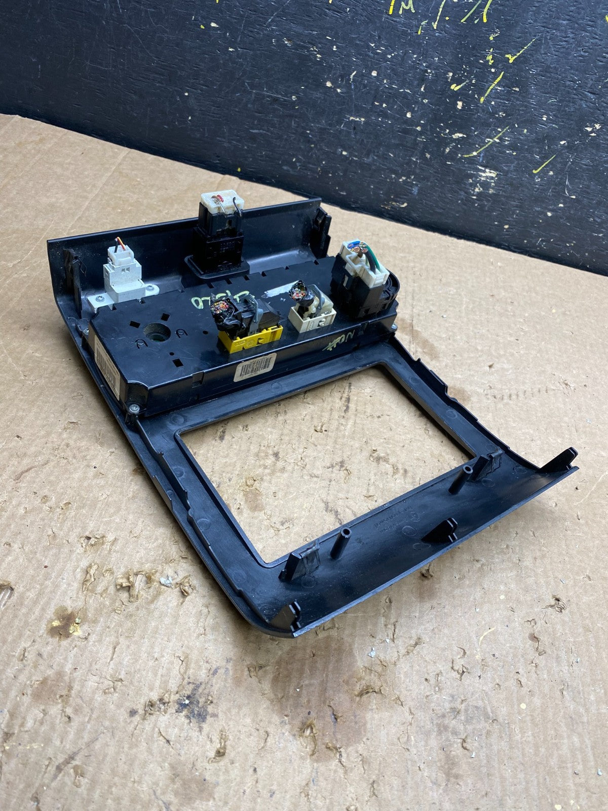 2004 - 2007 Nissan Titan Armada Radio r Climate Control Bezel Trim OEM z4520 DG6