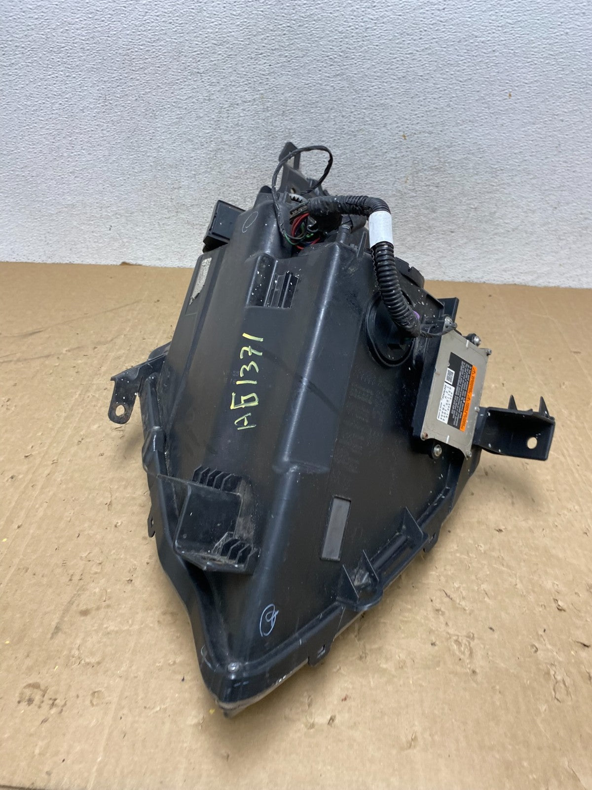 Xenon 2010 to 2016 Cadillac SRX Right Passegner Side Headlight AG1371 DW8