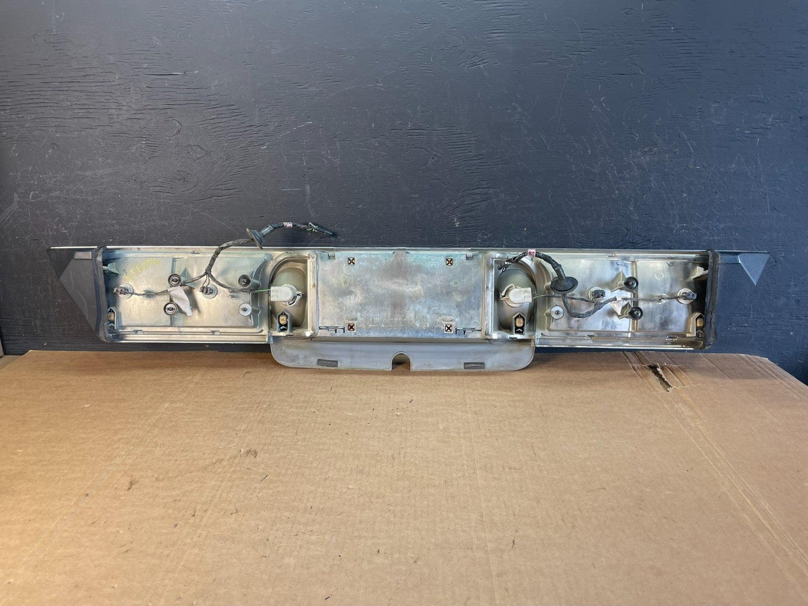 1997 1998 1999 Buick Lesabre Trunk Rear Center Tail Light Panel AE8376 DW3