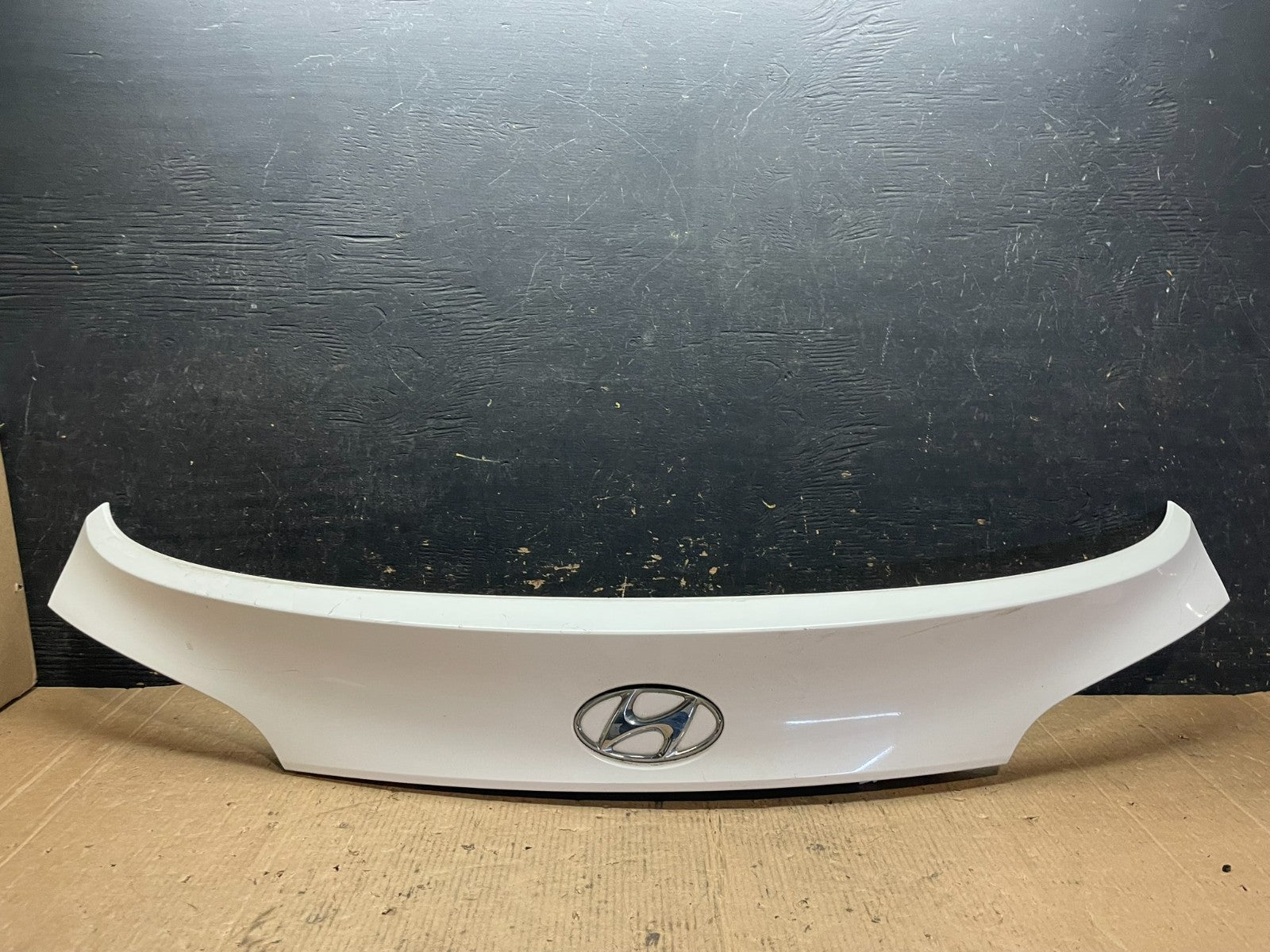 2011 to 2015 Hyundai Tucson Liftgate Tailgate Trunk Trim Molding z8106 DG0