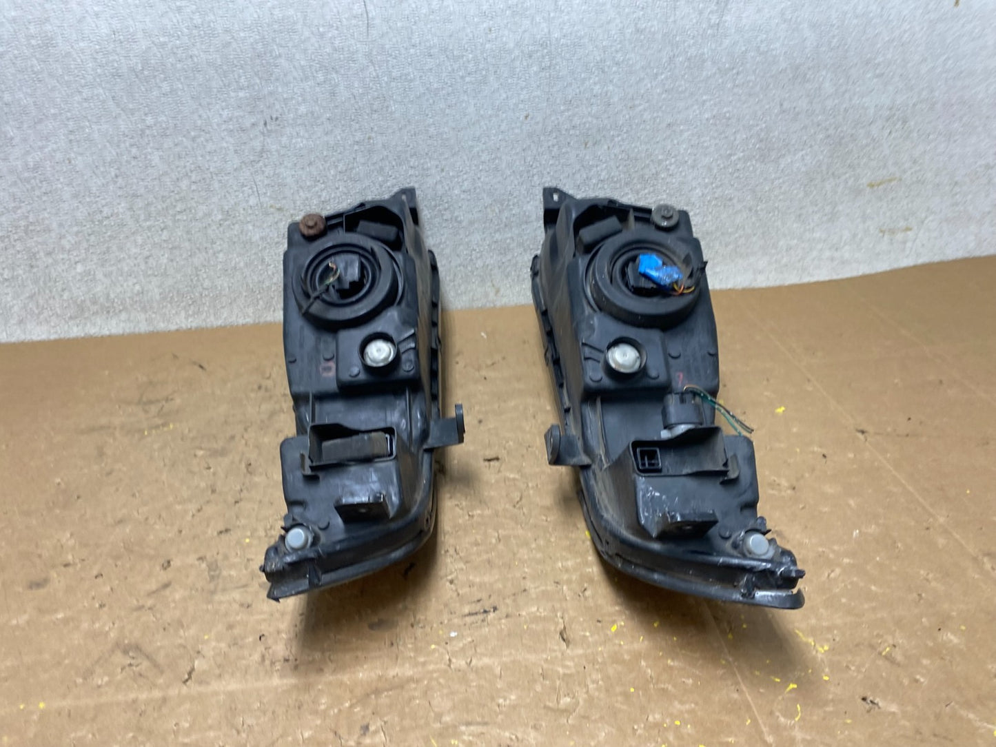 2002 to 2003 Mitsubishi Galant Left+Right Side Headlights V5990 DW11