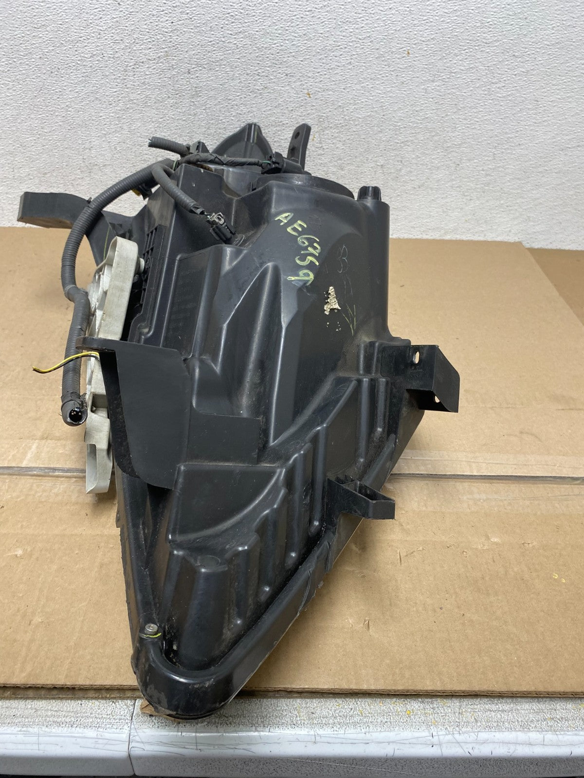 2013 to 2016 Nissan Pathfinder Left Driver LH Side Headlight Halogen AE67597