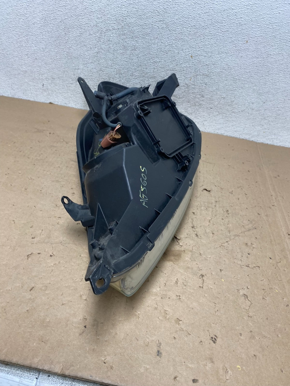 2004-2005 Toyota Sienna Right Passenger Halogen Headlight AG5605 DW8