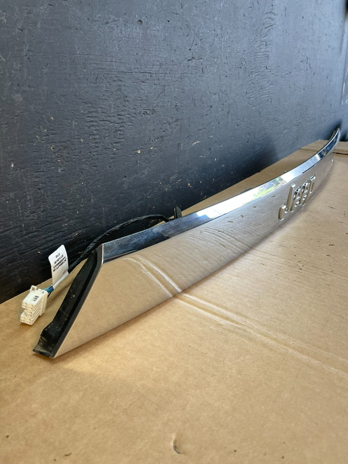 2011-2013 Jeep Grand Cherokee Liftgate Garnish Molding Trim W/O Camera AE8380 DG2