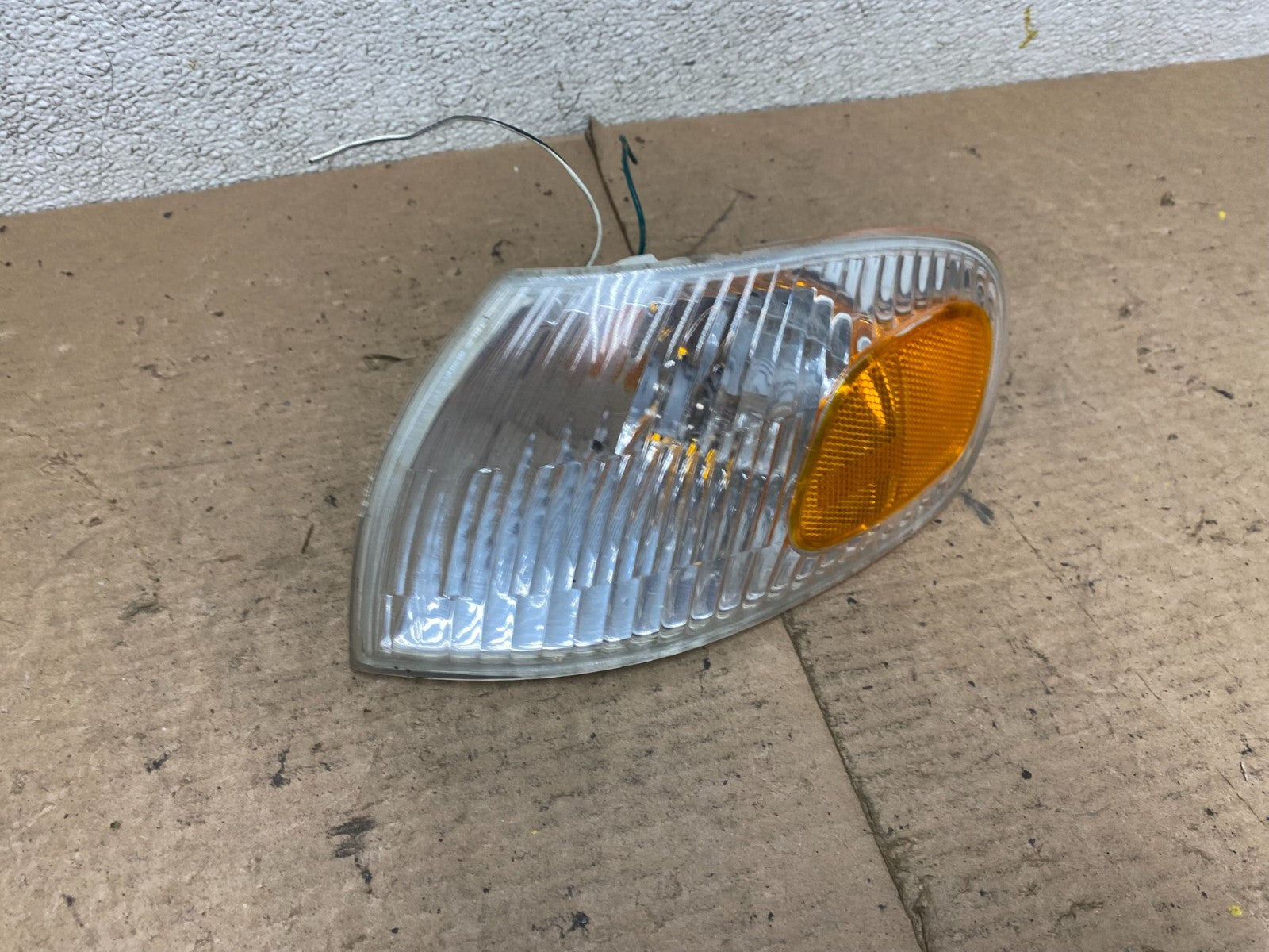 1998 to 2001 Chevrolet Prizm Left Driver LH Corner Turn Signal P4299 DW2