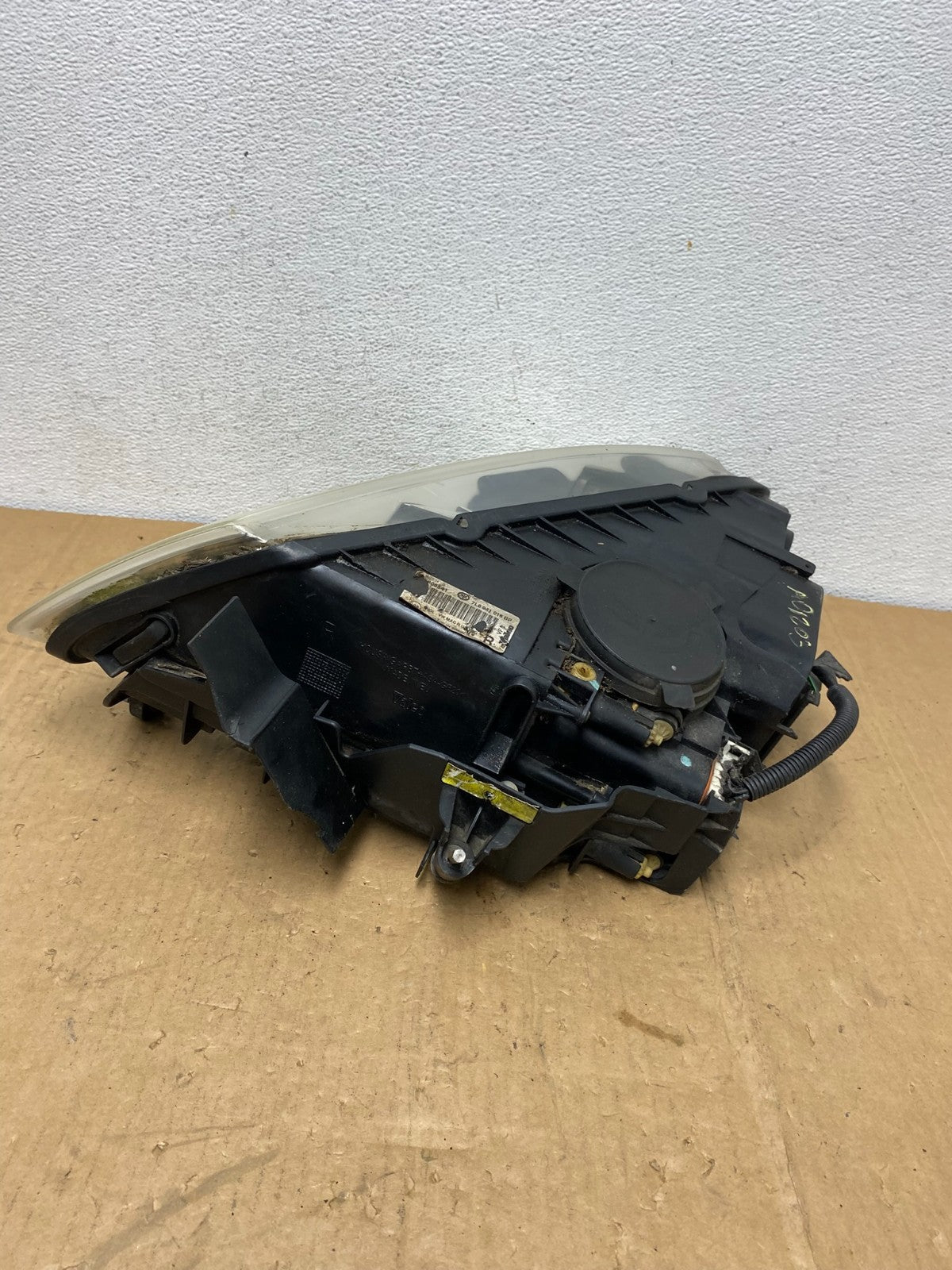 2004 to 2007 Volkswagen Touareg Right Passenger Halogen Headlight AA4296 DW5