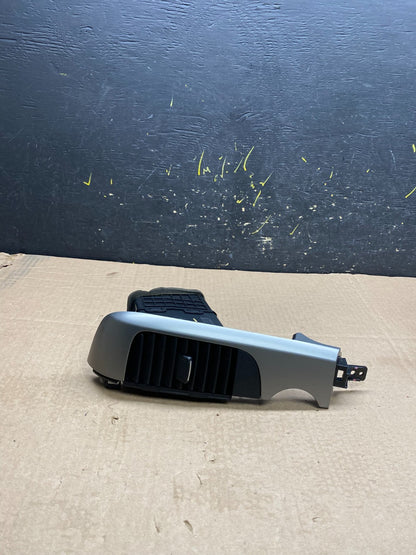 2006 - 2012 Kia Sedona Entourage Right Passenger RH Center Air Vent Y9905   DG0