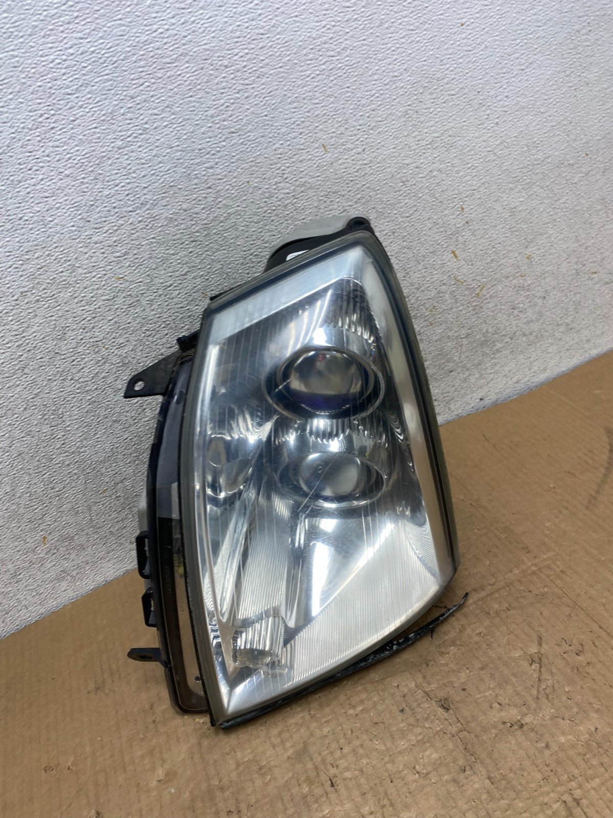 2005 to 2011 Cadillac STS Left Driver LH Side Xenon Headlight AI8106 DW2