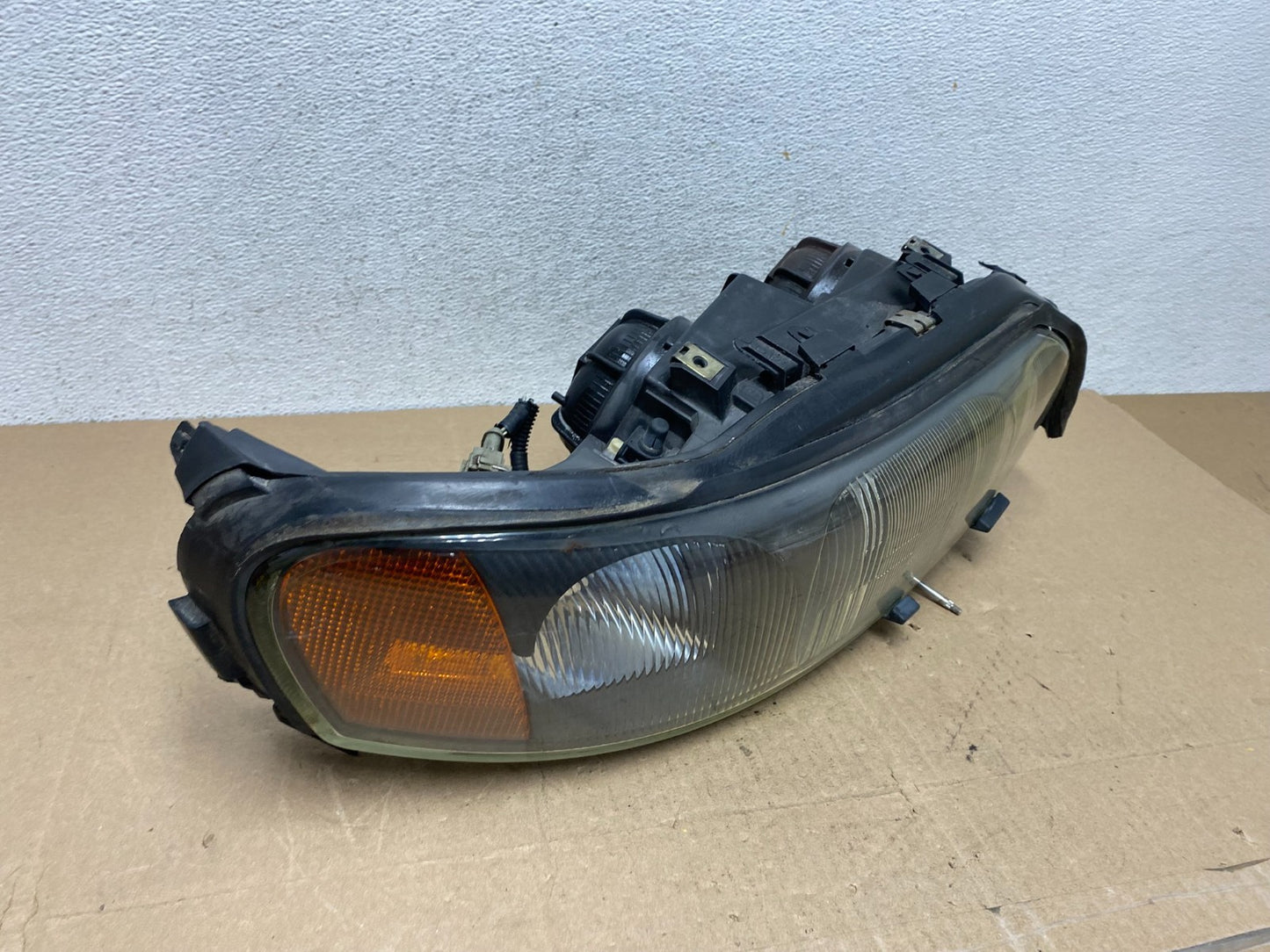 2001 to 2004 Volvo S60 Right Passenger Side Headlight Halogen AE6765 DW2