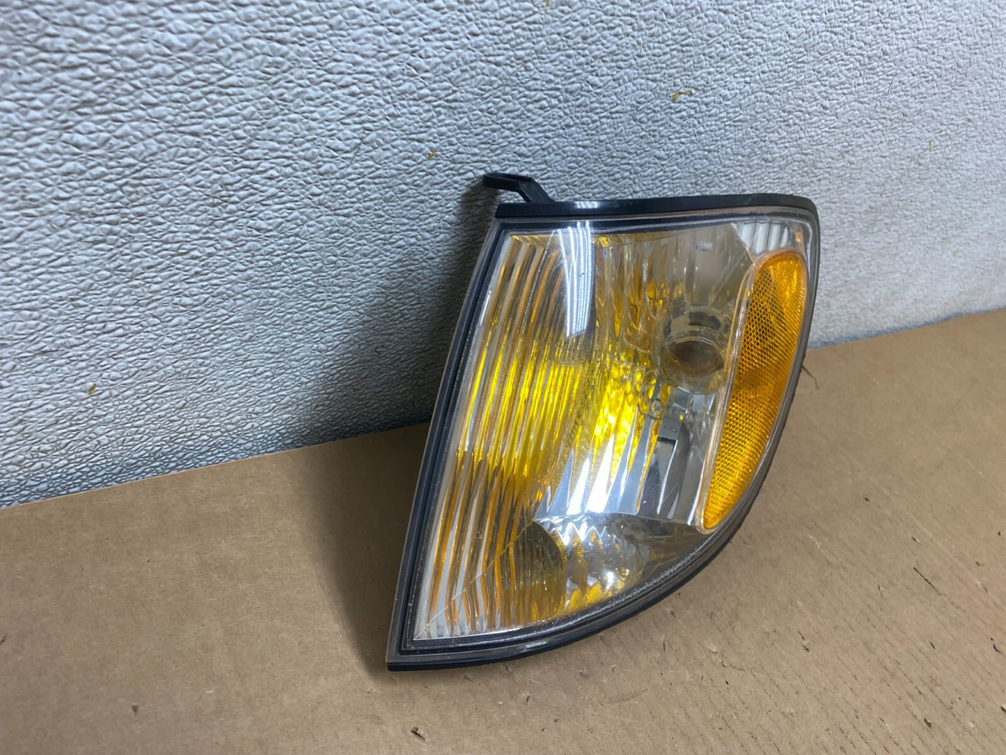 2001 to 2003 Toyota Sienna Left Driver LH Turn Signal G9042 PS2