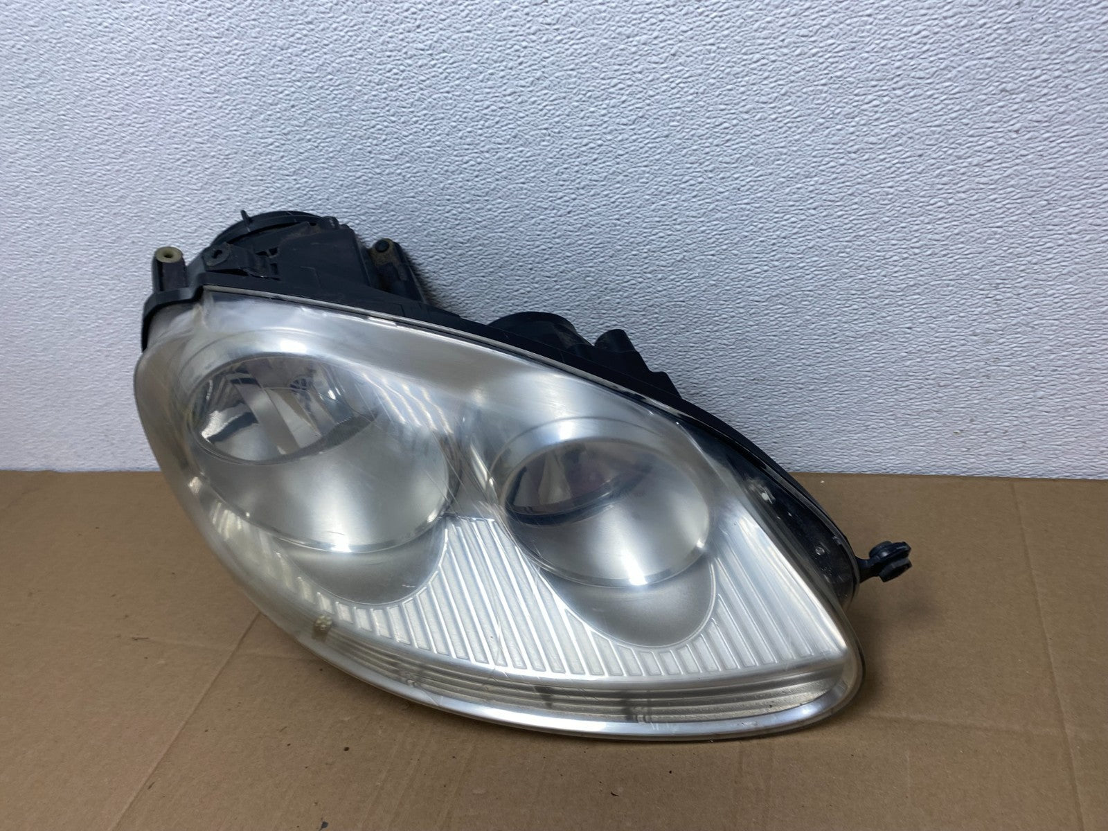 2005 - 2010 Volkswagen Jetta Right Passenger RH Side Headlight Halogen AB8028 DW1