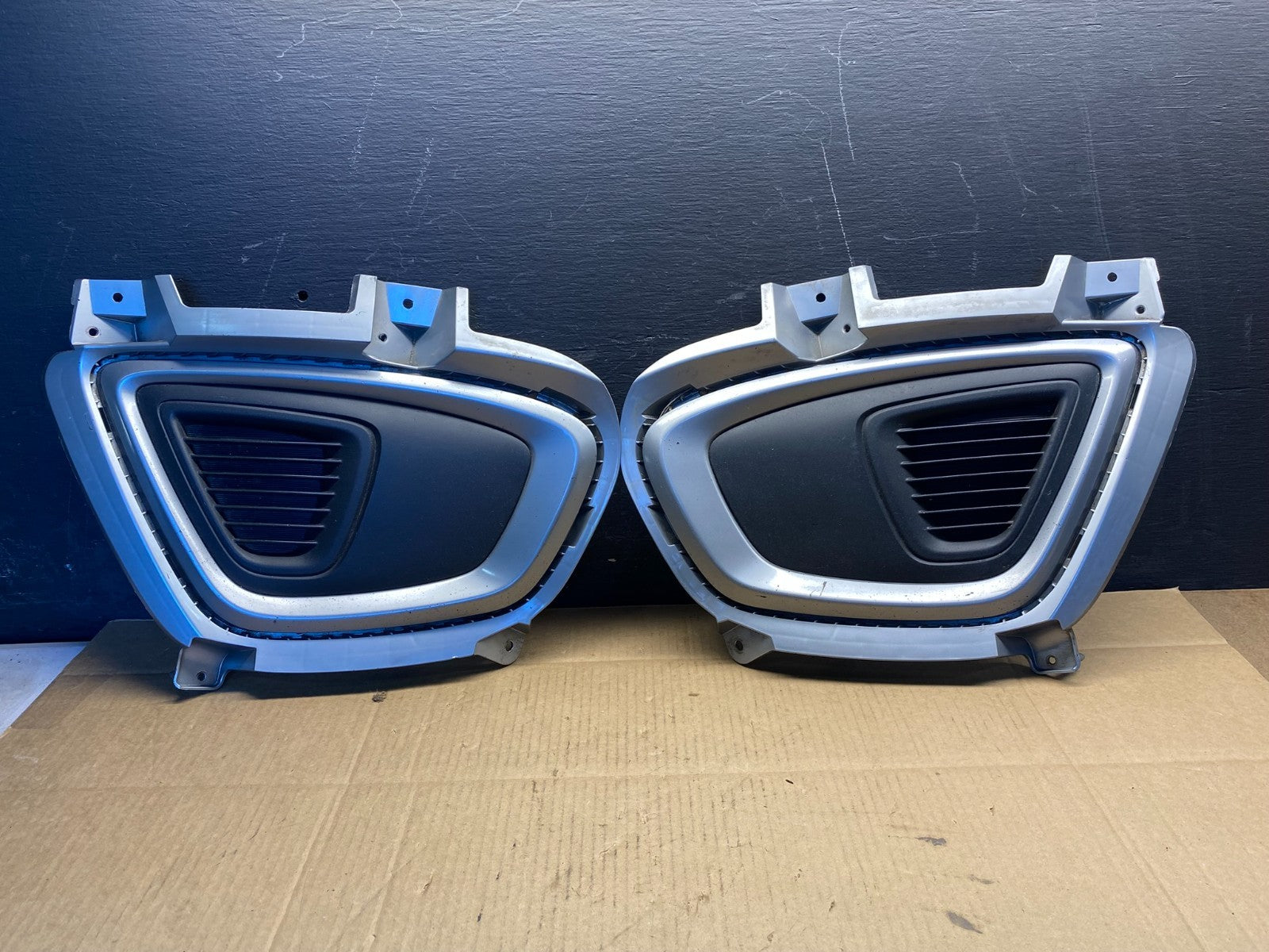 2016-2018 Kia Sorento Front Left+Right Set Bumper Fog Light Cover AD5047 DG0