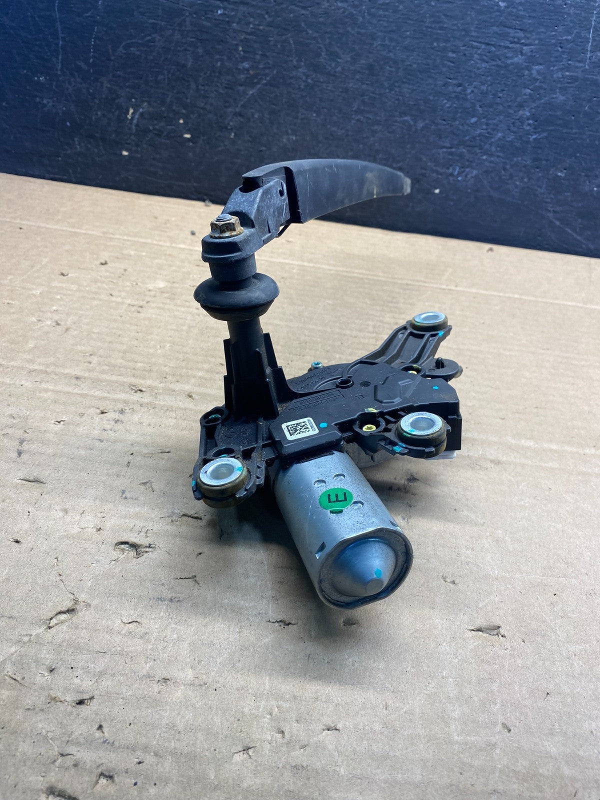 2017 to 2021 Nissan Rogue Rear Windshield Wiper Motor AE8221 DG4
