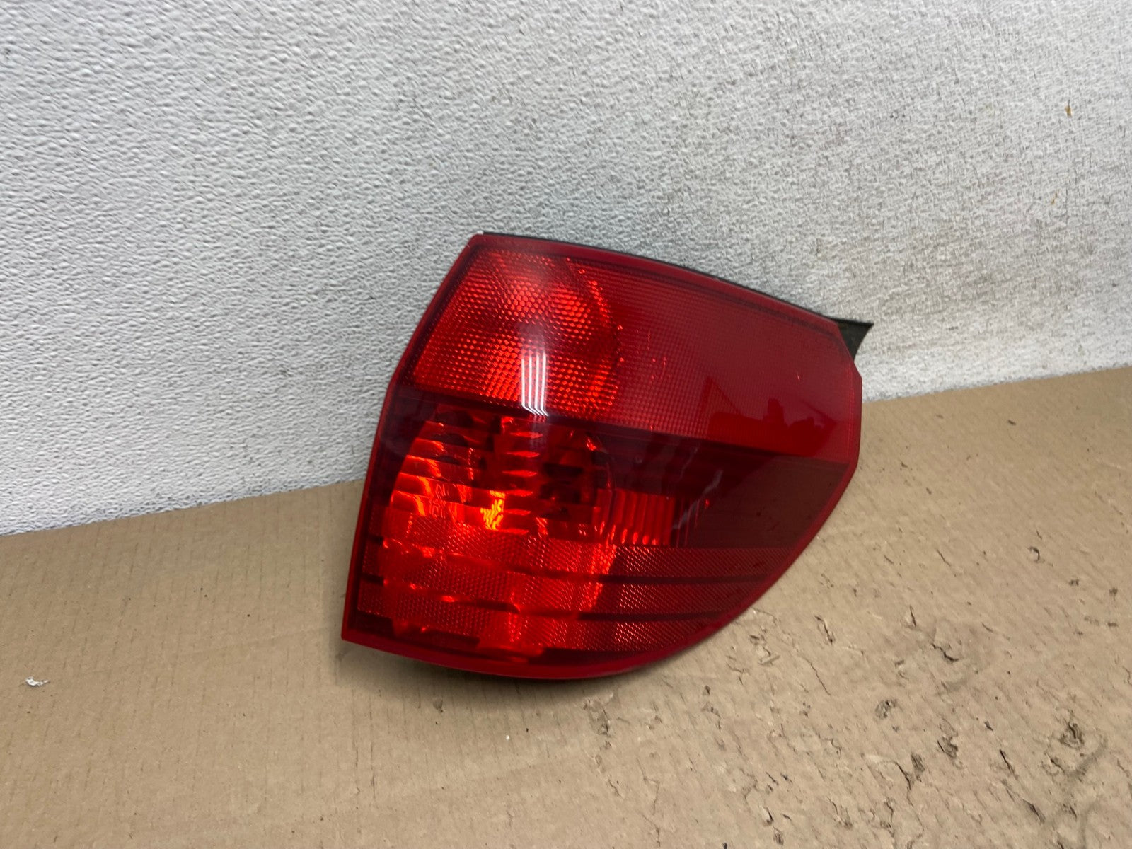 2004-2005 Toyota Sienna Right Passenger Rh Side Tail Light AG6556 LK2