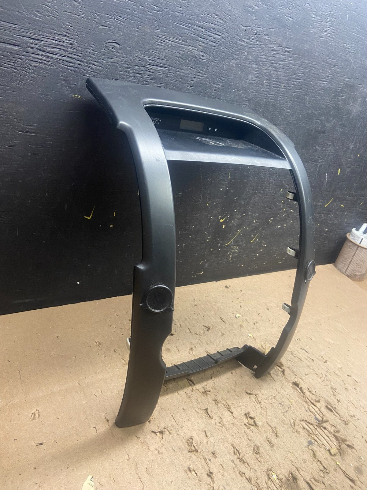2011 to 2013 Kia Sorento Center Radio Climate Control Clock Trim T8977 DG2