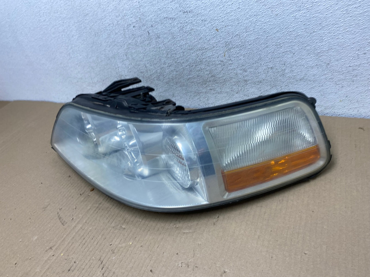 2005 to 2011 Lincoln Town Car Left Driver LH Side Headlight AE9502 LK1