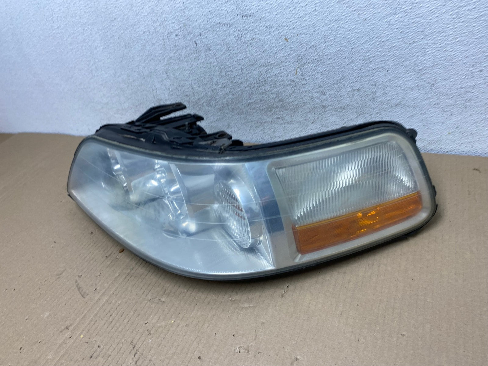 2005 to 2011 Lincoln Town Car Left Driver LH Side Headlight AE9502 LK1