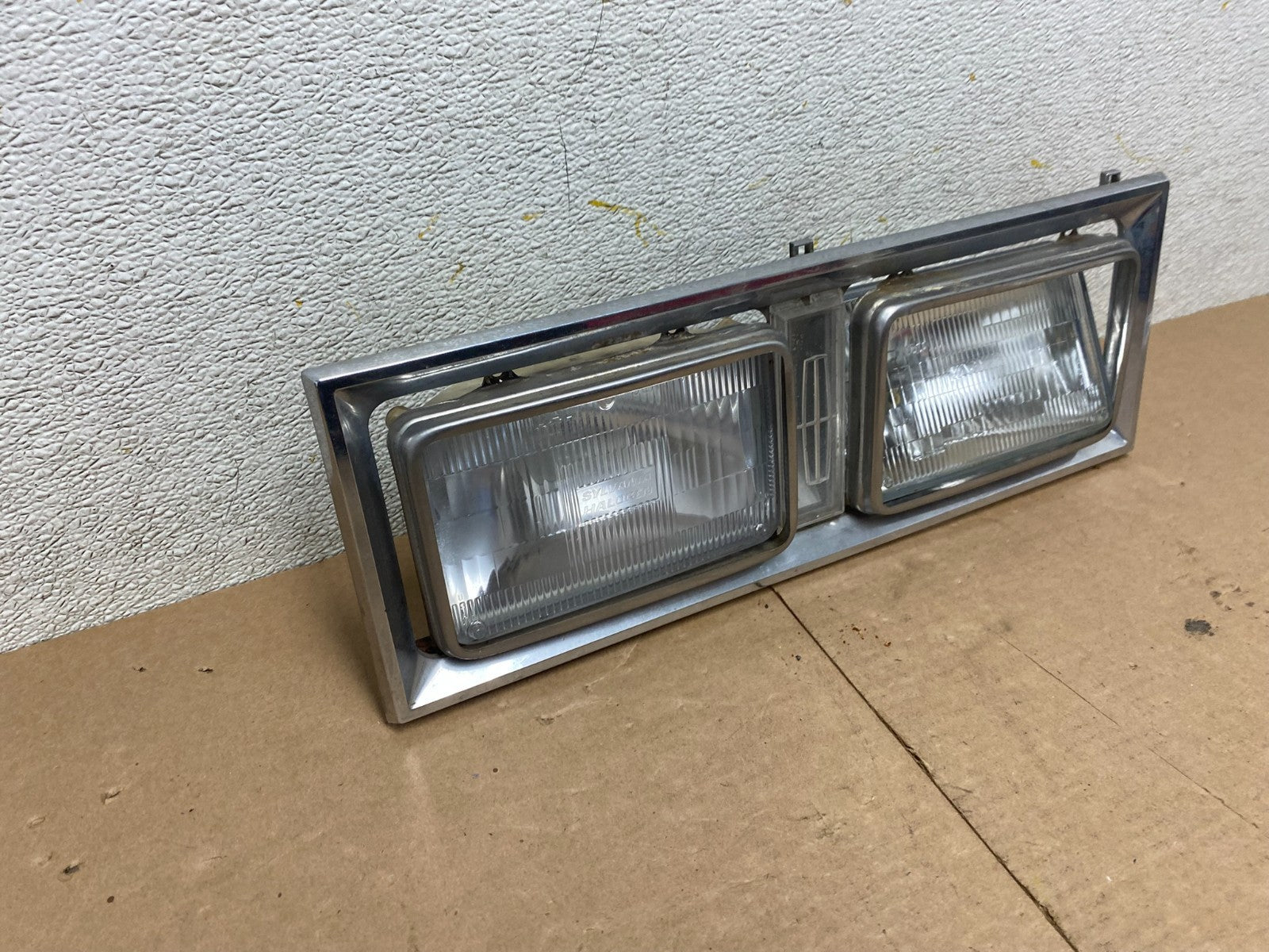 1980 to 1989 Lincoln Town Car Left Or Right HeadLight E0VB-130520-AH P2269 DG2