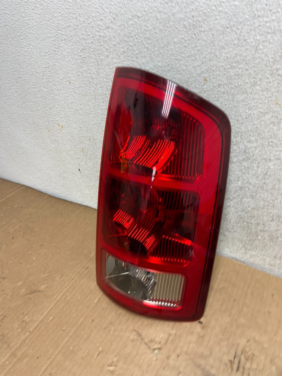 2002 to 2006 Dodge Ram 1500 Right passenger Rh side Tail Light AI9130 LK1