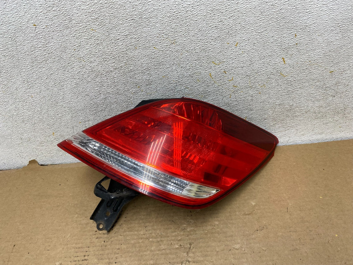 2005-2010 Toyota Avalon Right Passenger Side Tail Light AH8102 DW0