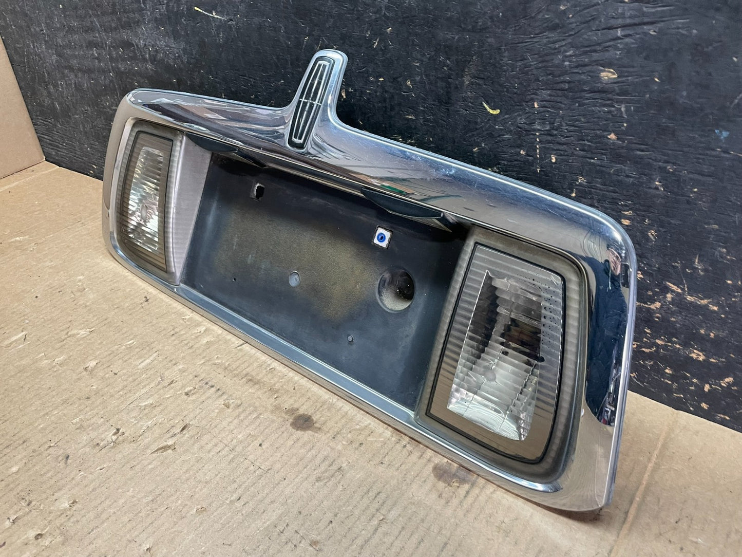 2000- 2002 Lincoln LS Rear Finish Panel Trunk Panel Chrome OEM Y9621  DG2