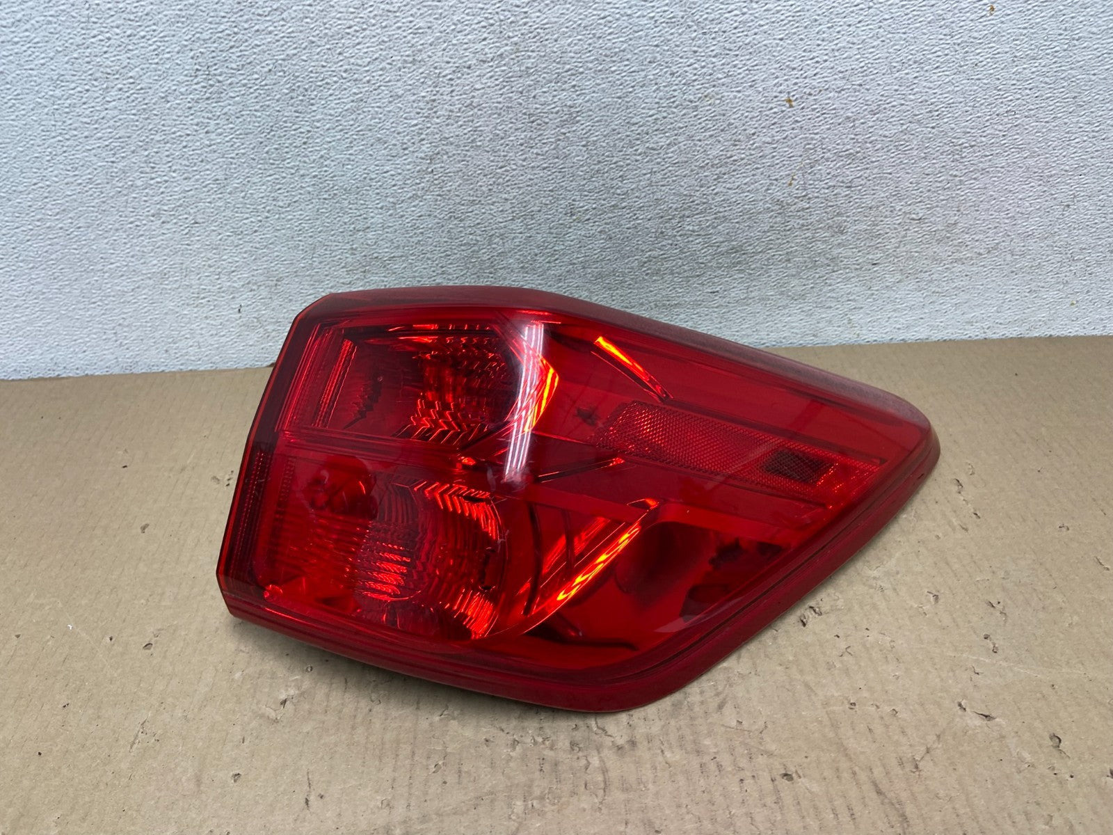 2017 - 2020 Nissan Pathfinder Right Passenger Tail light AG5962 DW0