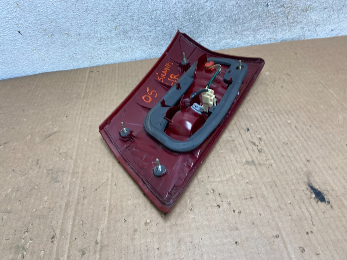 2004 - 2005 Toyota Sienna Left Driver LH Side Inner Tail Light AI8767 LK5