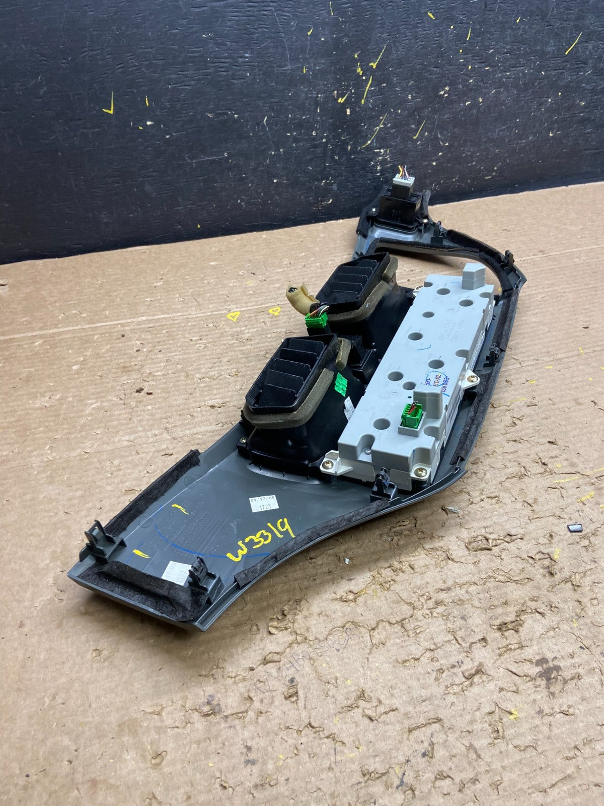 2005 to 2010 Honda Odyssey  Radio Climate Control Dash Trim Bezel W3319 DG4