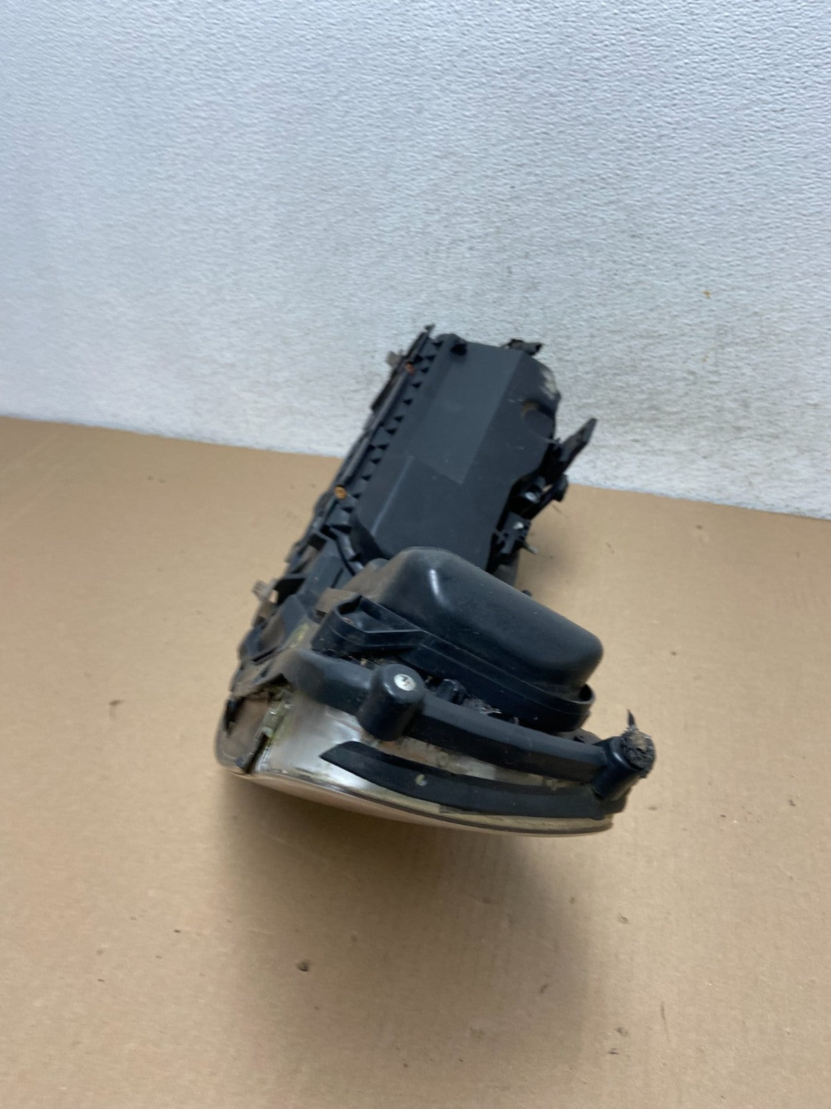2005 to 2011 Lincoln Town Car Right Passenger Rh Side Headlight AF3029 DW6