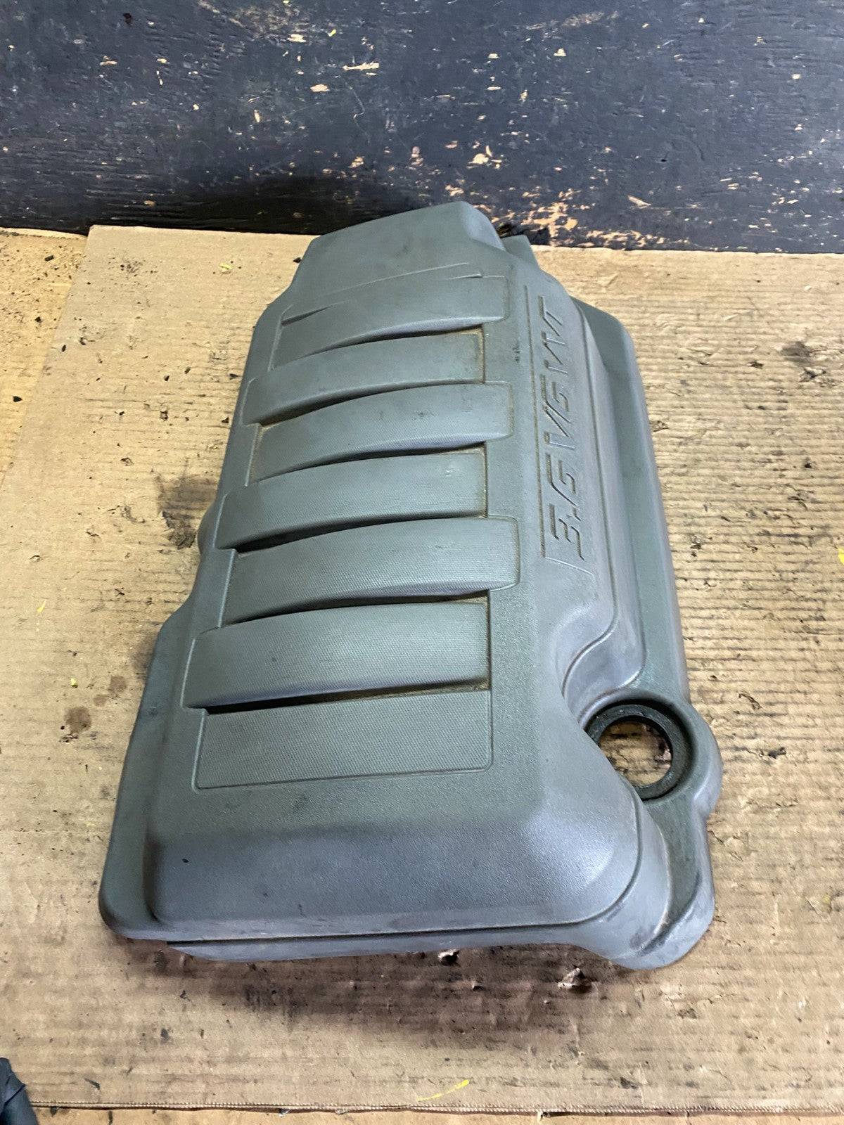 2007 to 2008 GMC Acadia 3.6L VVT Engine Cover Shield OEM s5940 DG3