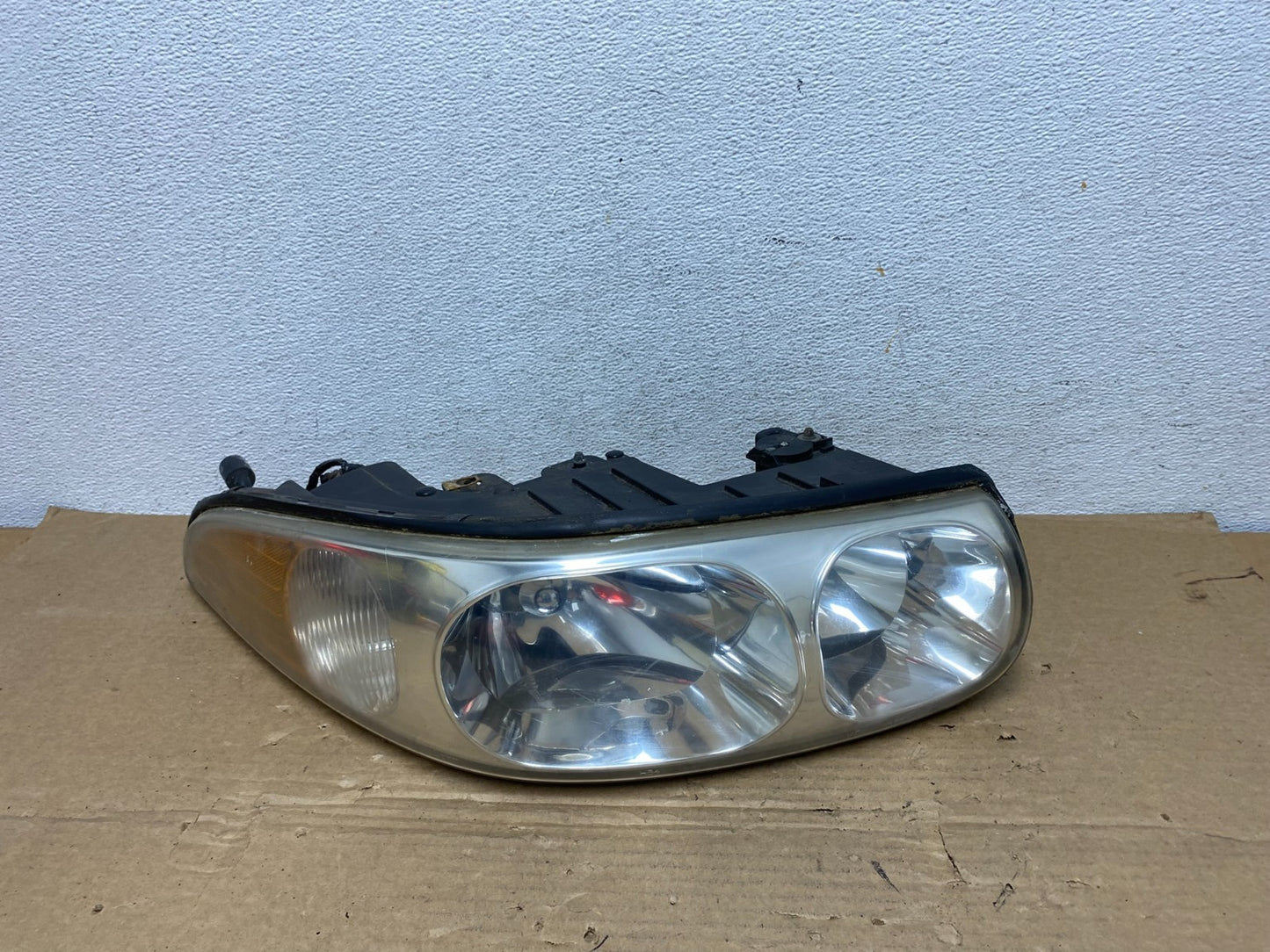 2000 to 2005 Buick Lesabre Headlight Right Passenger Side Halogen AD3981 DW0