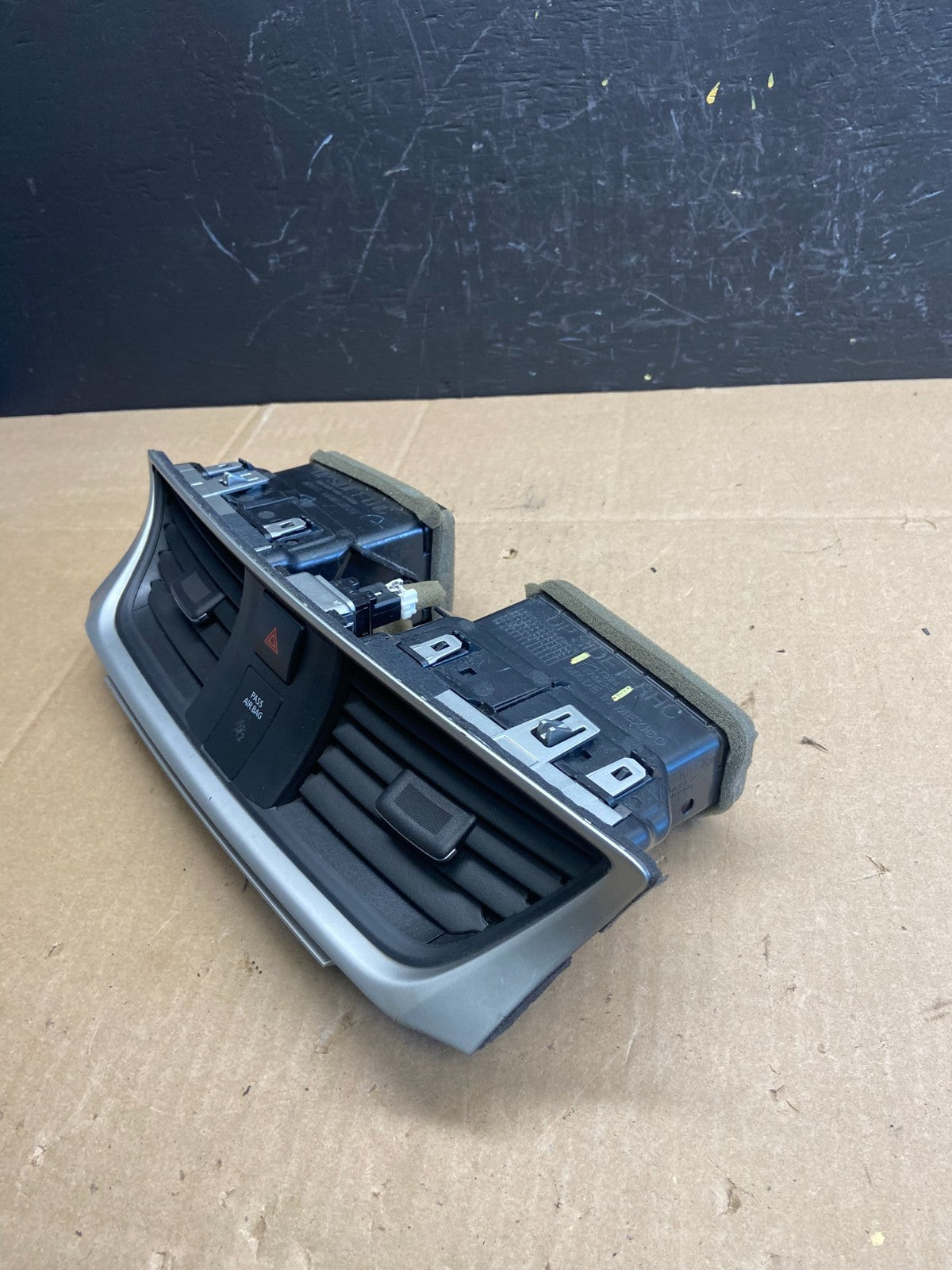 2013 to 2015 Nissan Sentra Air Vents Top Dash Center W/Hazzard Switch ab9298 DG2