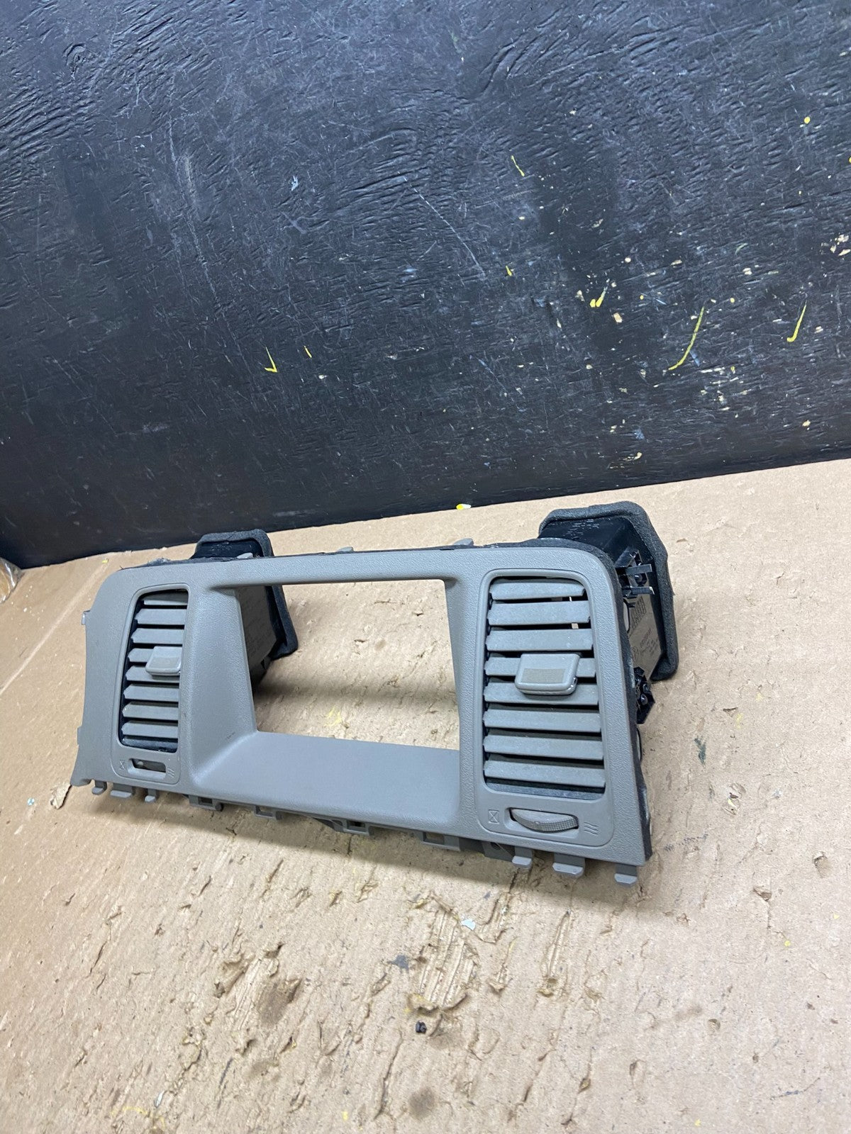 2009-2010 Nissan Murano Radio Center Console Display Bezel Air Vent T8699 DG2