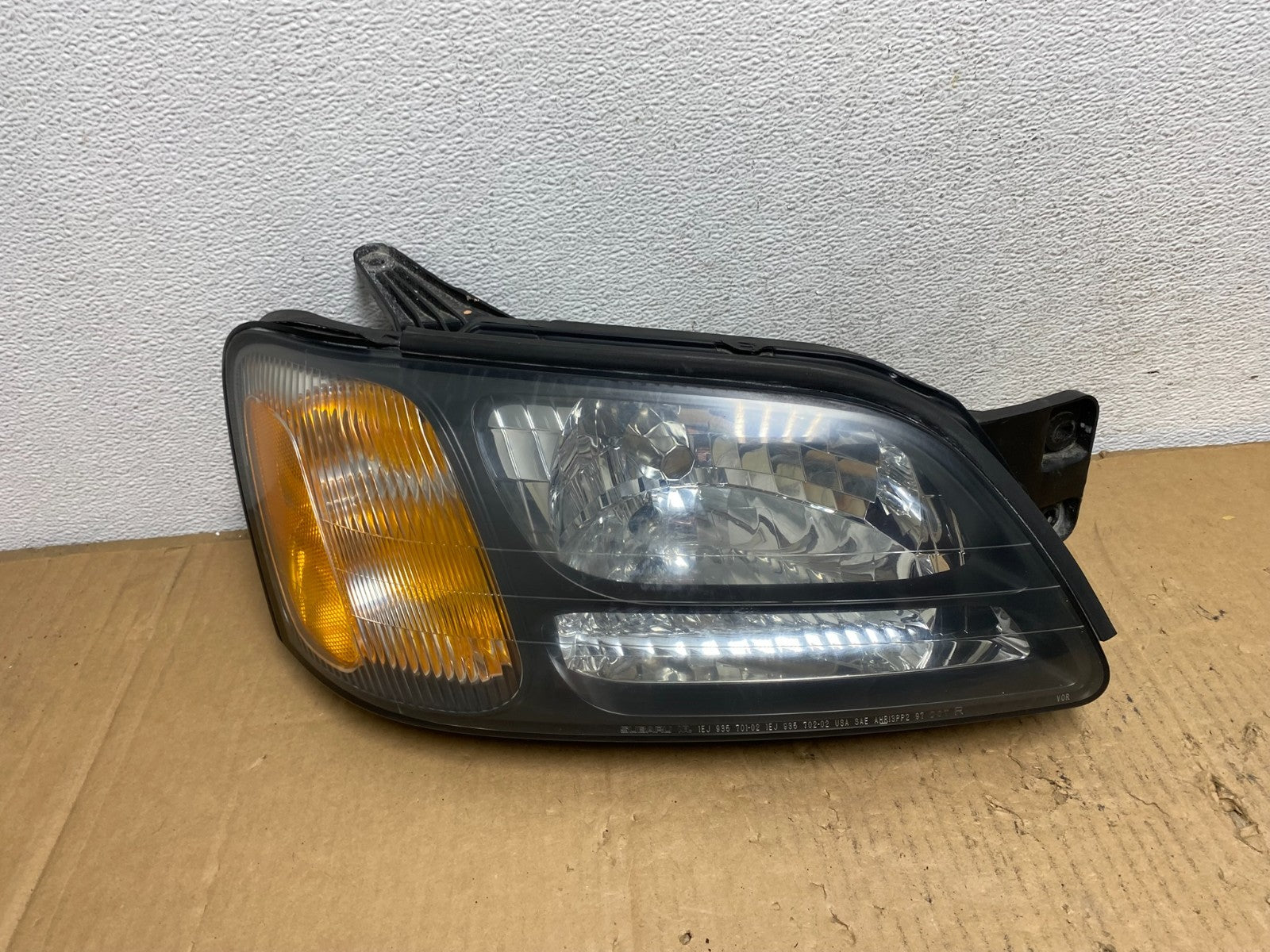 2001 to 2004 Subaru Legacy Outback Right Passenger Rh Headlight AD1080 DW0