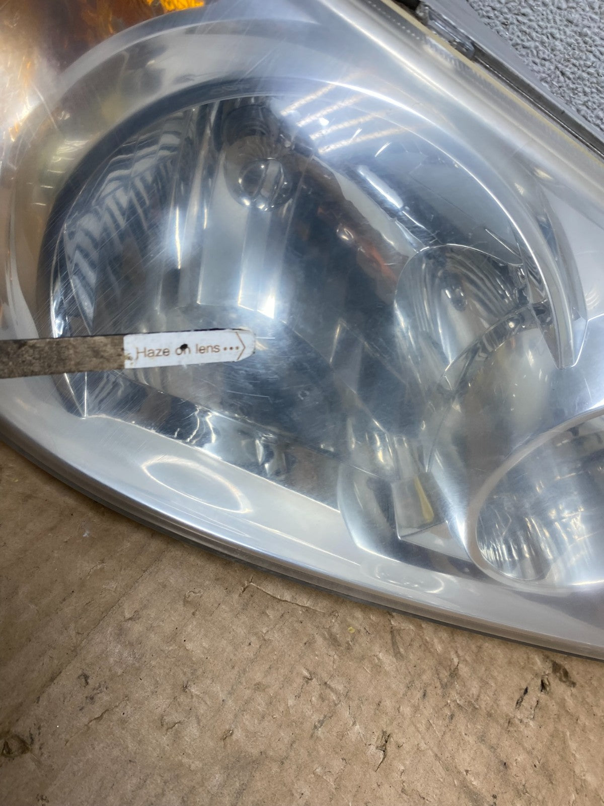 2002 to 2005 Kia Sedona Left+Right Side Headlights AI8165 DW5