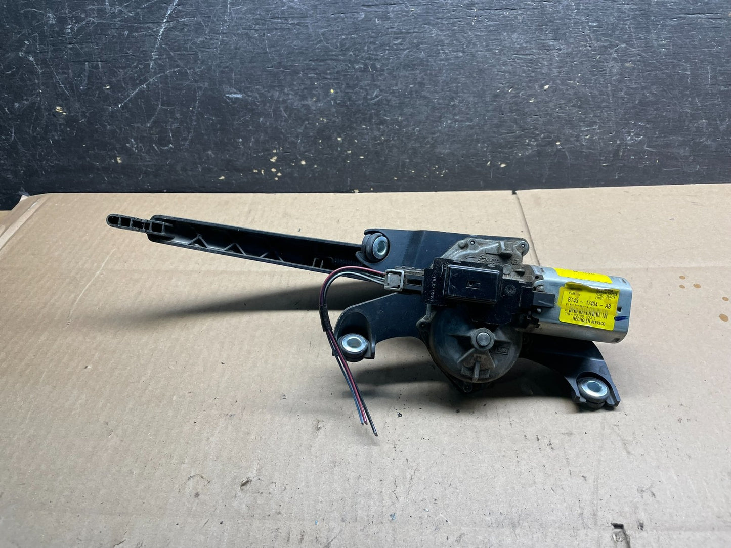 2011 to 2014 Ford Edge Licnoln MKX Rear Windshield Wiper Motor OEM v9063 DG4