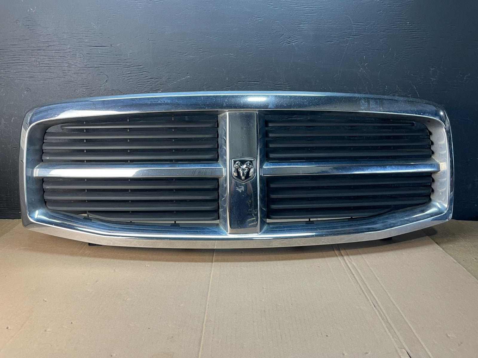 2004 to 2006 Dodge Durango Front Upper Chrome Grill Grille AD8355 DG0