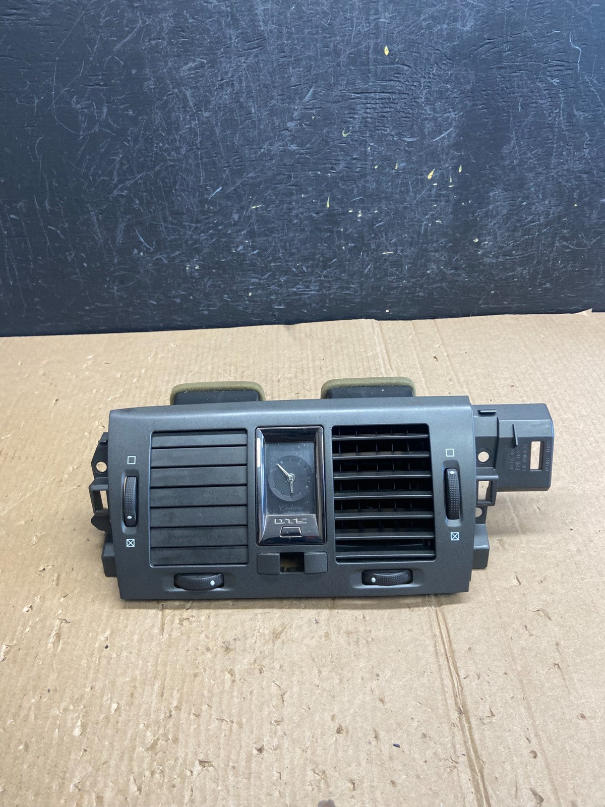 2006 to 2011 Cadillac DTS Dash Center Air Vent Heater Bezel ae4010 DG0