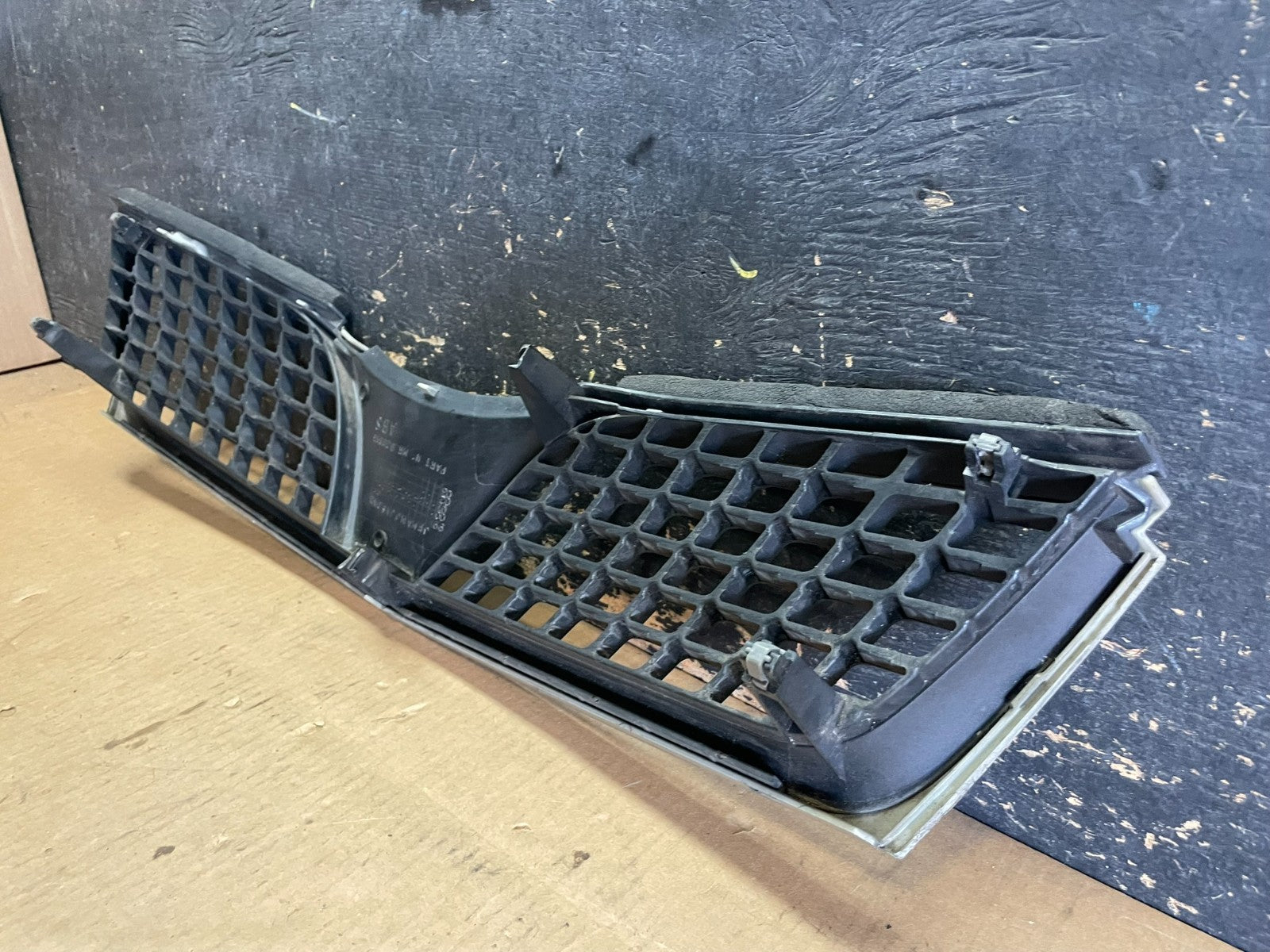 2002-2003 Mitsubishi Diamante Front Upper Grill Grille OEM AA22546