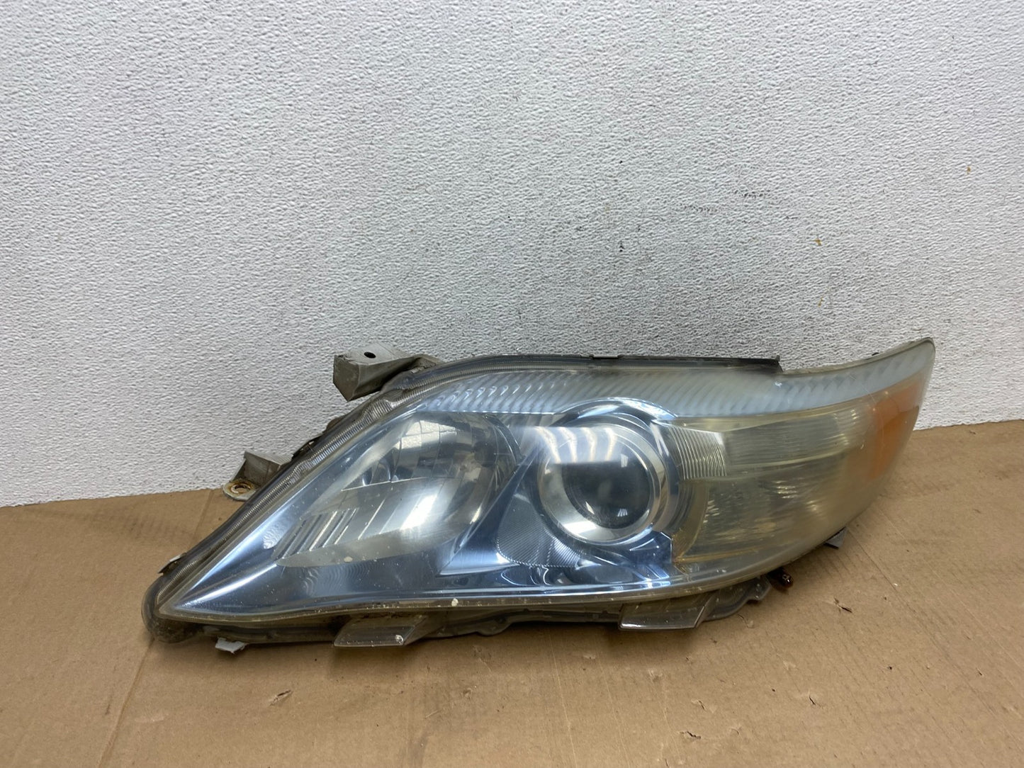 2010 - 2011 Toyota Camry Left Driver LH Halogen Headlight AE9098 DW0