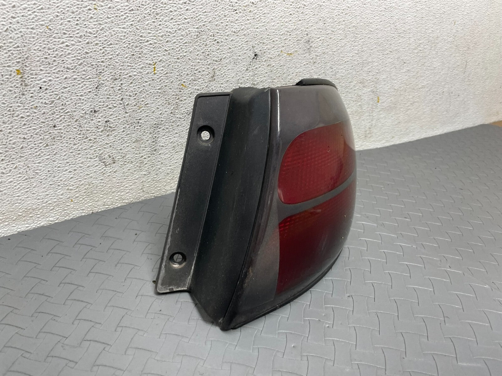 1998 - 1999 Ford Taurus Wagon Right Passenger RH Side Tail Light A3952 DG1 Oem2