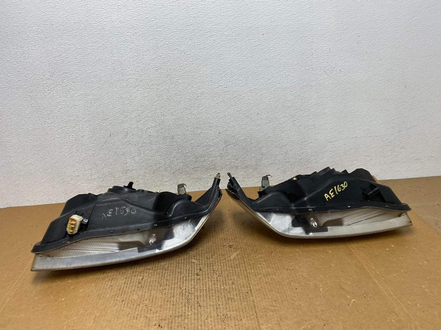 2000 to 2001 Nissan Maxima Left+Right Side Set Halogen Headlights AE1630 DW7