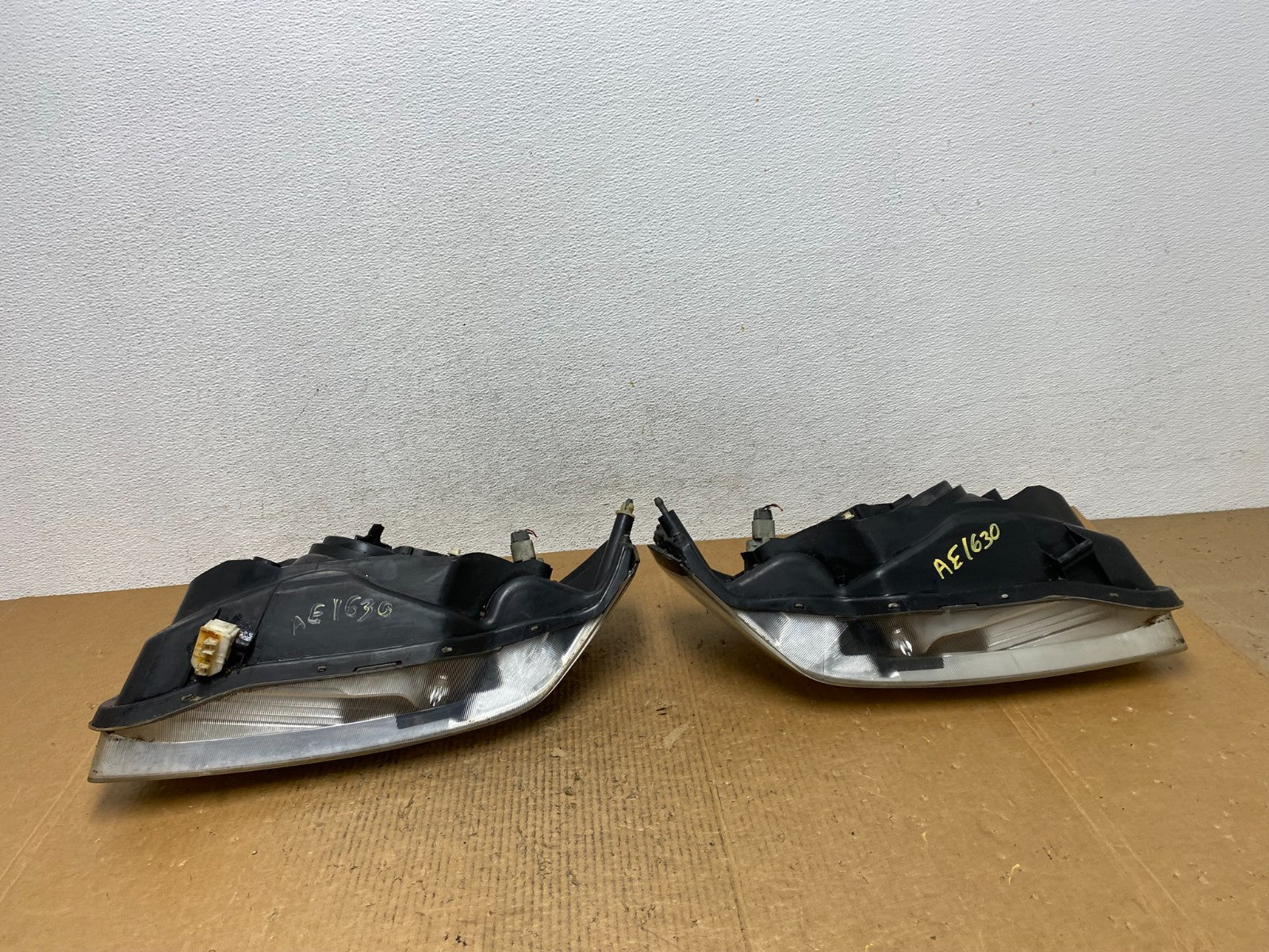 2000 to 2001 Nissan Maxima Left+Right Side Set Halogen Headlights AE1630 DW7