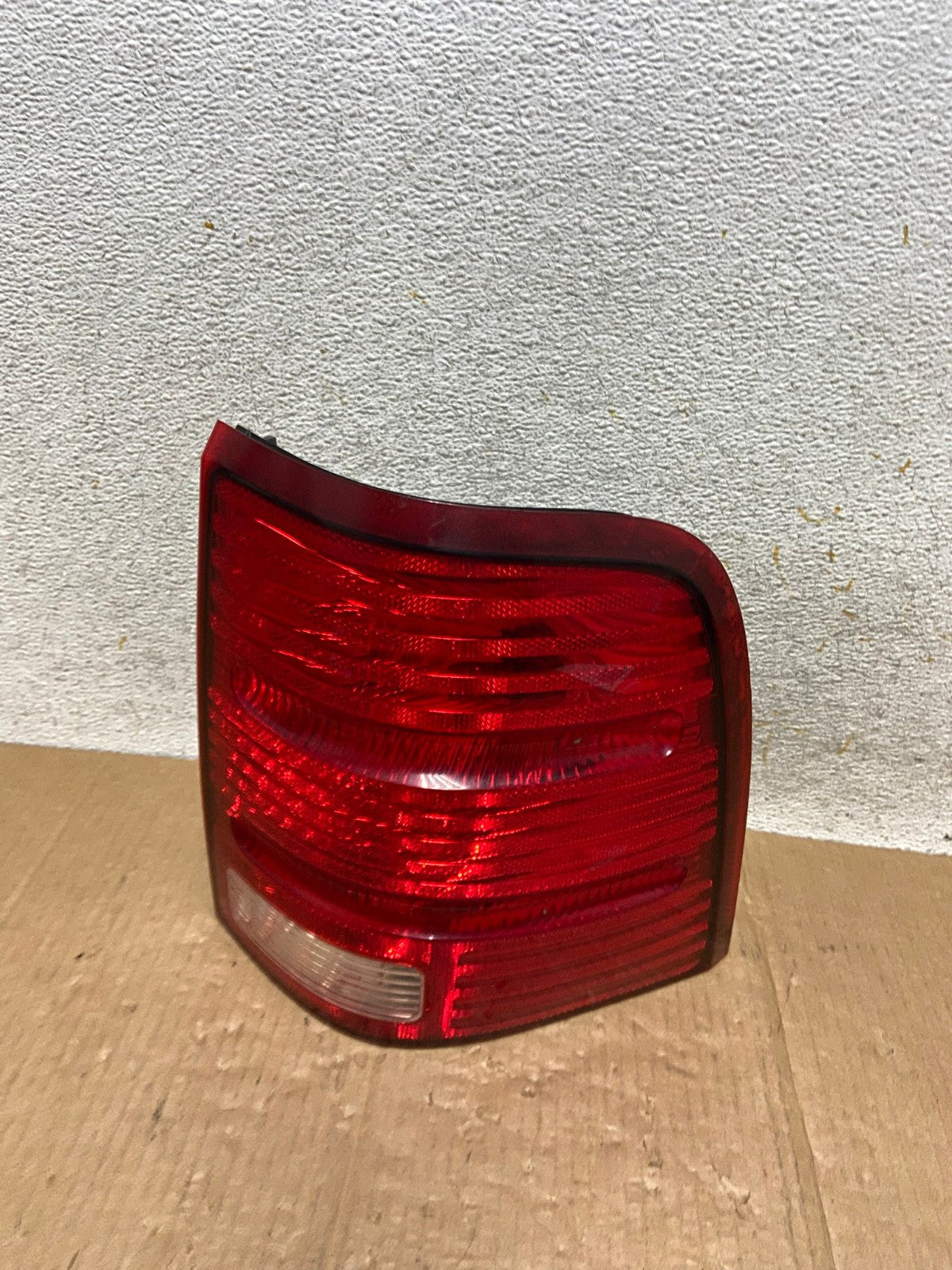 2002 to 2005 Ford Explorer Right Passenger Rh Side Tail light AI5860 LK0