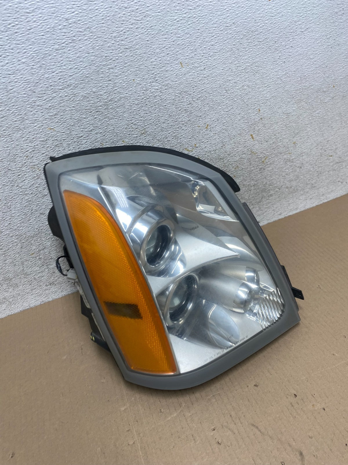 2004 to 2009 Cadillac SRX Right Passenger Side Halogen Headlight AJ2405 DW2