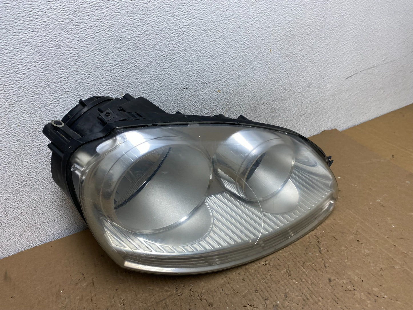 2005 - 2010 Volkswagen Jetta Right Passenger RH Side Headlight Halogen AD8771 DW2