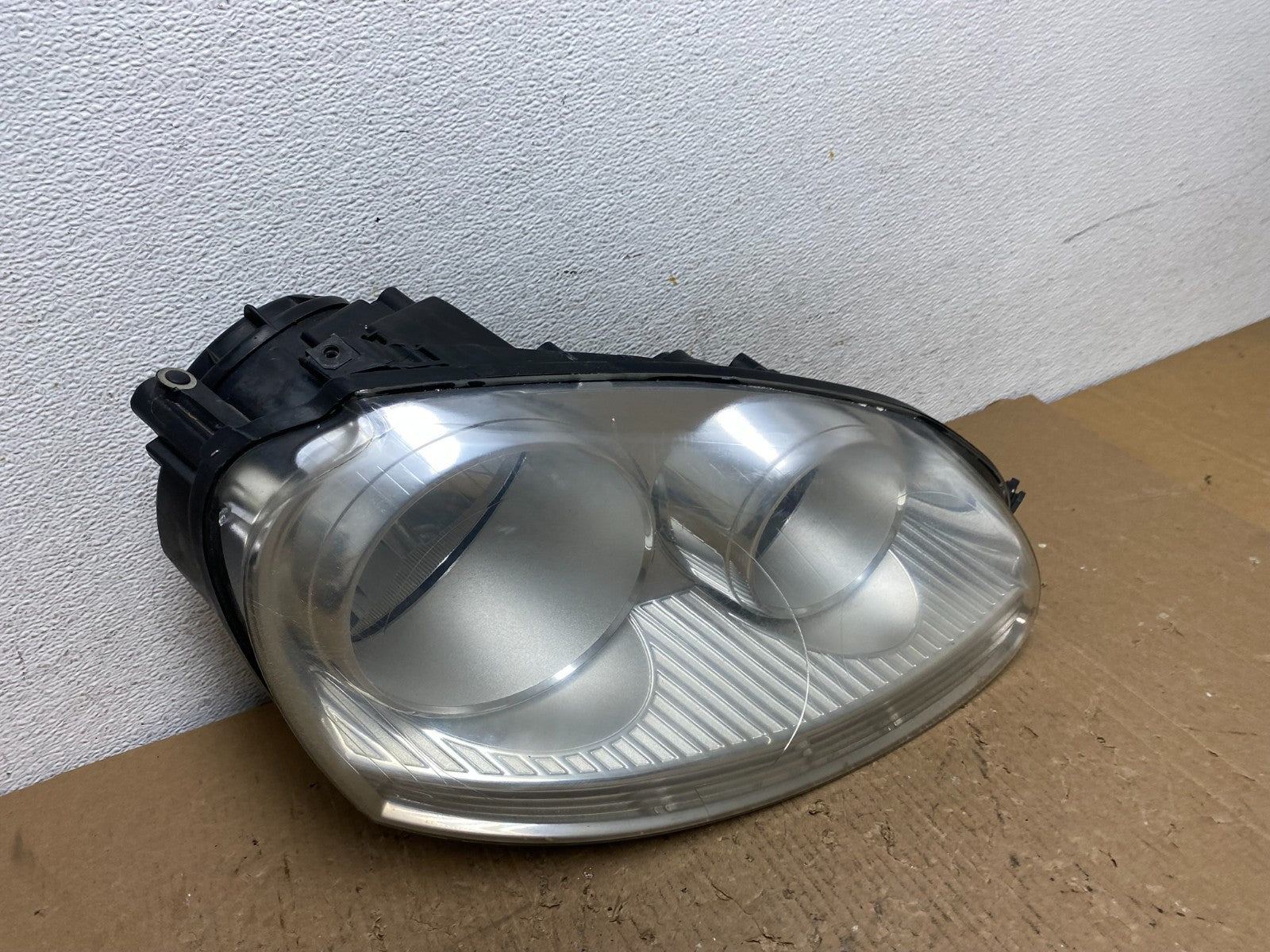 2005 - 2010 Volkswagen Jetta Right Passenger RH Side Headlight Halogen AD8771 DW2